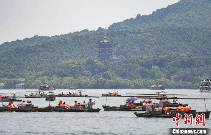 On the first day of the "May Day" holiday, the West Lake cruise was dotted. Wang Gang, photo