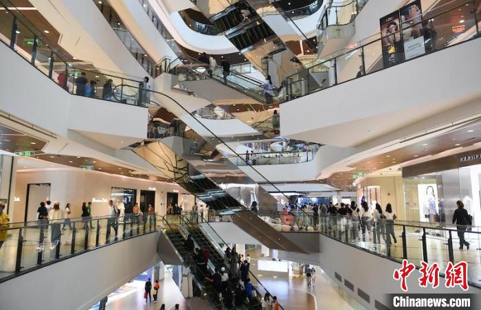 On May 4, a shopping mall in Hangzhou saw an endless stream of people. Photo by Wang Gang